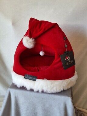 NanDog Pet Gear Santa Hat Pet Bed-NWT!